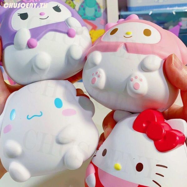 SANRIO ของเล่นบีบสกุชชี่บีบสกุชชี่ รูปลูกพีช ช่วยบรรเทาความเครียด ของขวัญวันเกิด สําหรับเพื่อน